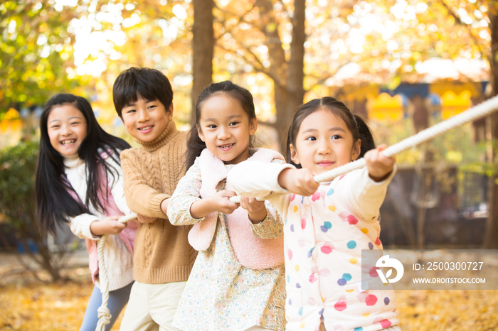 小学生在拔河比赛