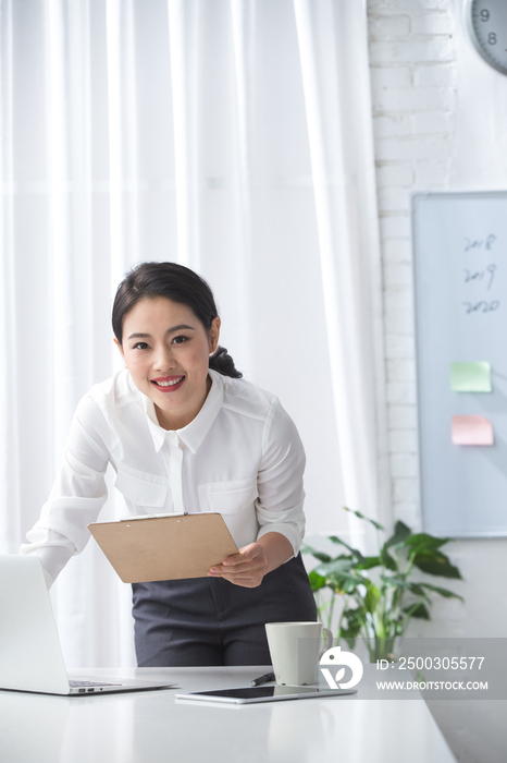 青年商务女人在办公