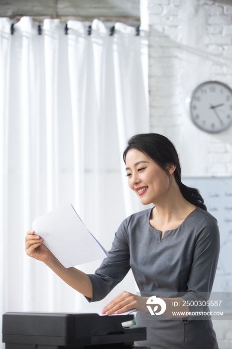 青年商务女人在办公