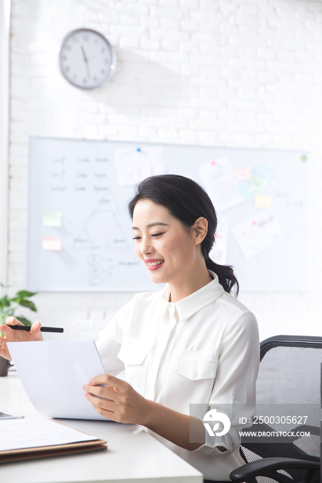 青年商务女人在办公