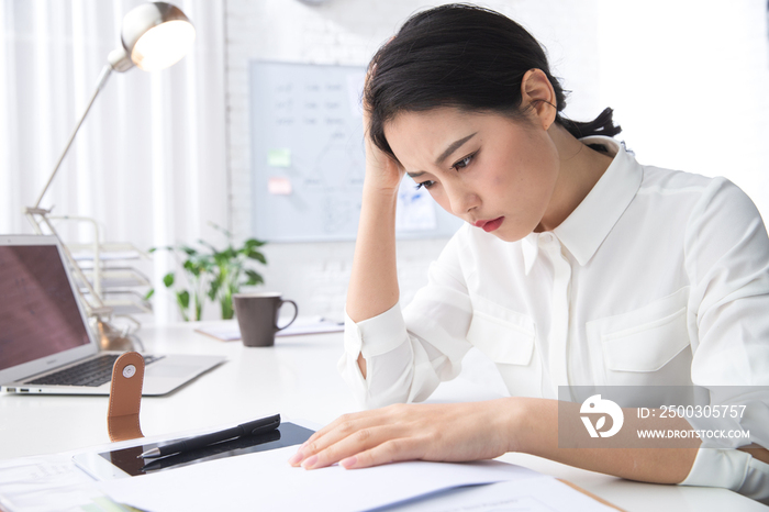 青年商务女人在办公