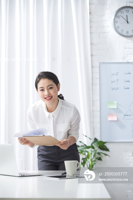 青年商务女人在办公