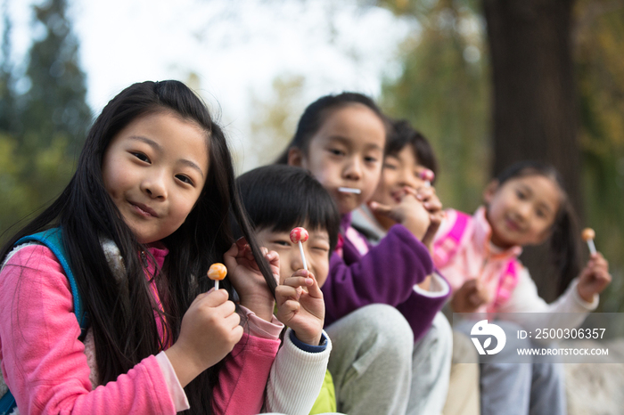 可爱的男孩女孩在户外玩耍