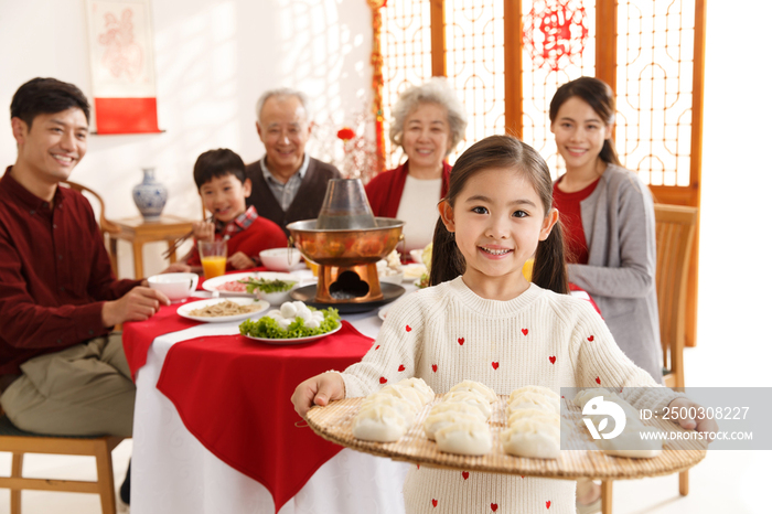 小女孩过年端着饺子