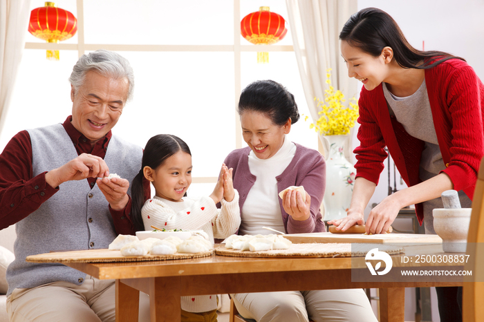 快乐家庭过新年包饺子