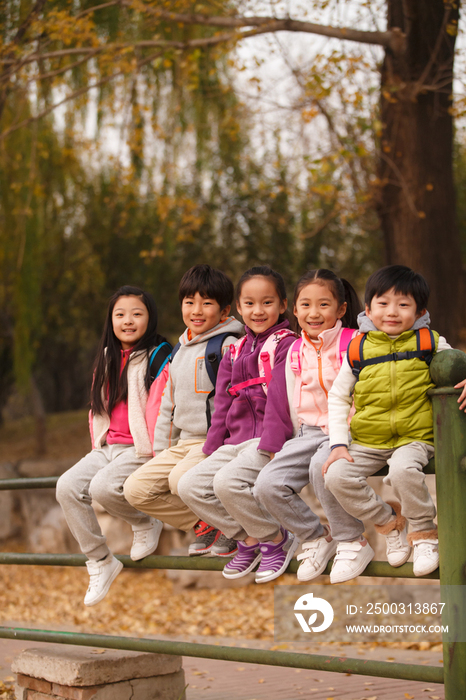 小学生在户外玩耍