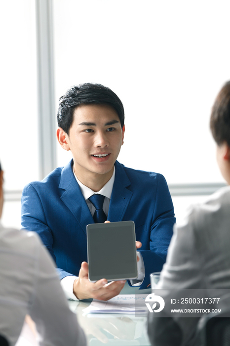 商务男女在办公室