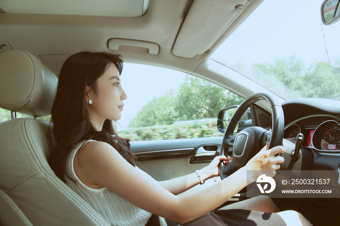 漂亮的青年女人开车