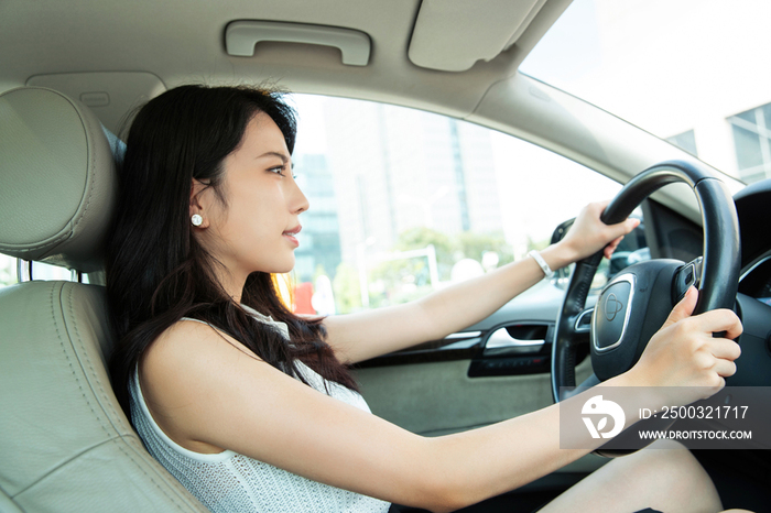 生气的青年女人开车