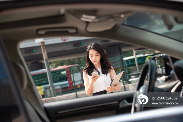 青年女人走向汽车