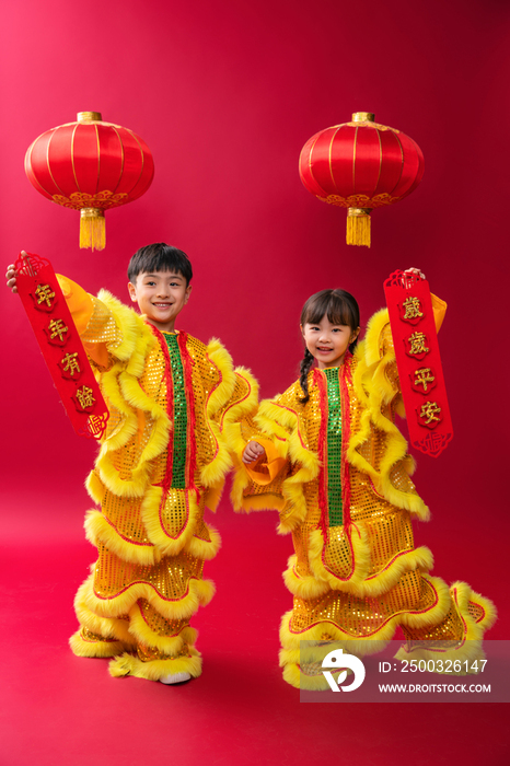 欢乐的男孩女孩舞狮庆祝新年