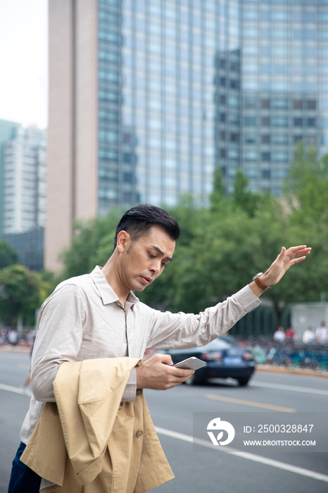 商务男士在商业区拦出租车