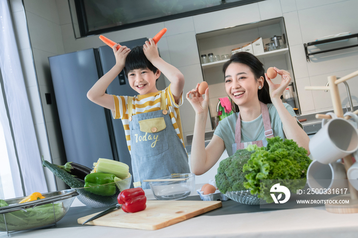 在厨房里做饭的快乐母子