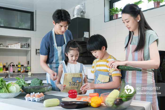 年轻父母教孩子学做饭