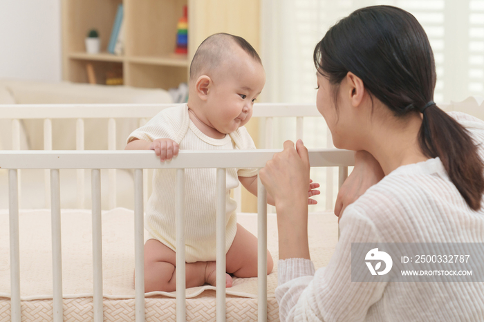 年轻妈妈陪伴宝宝