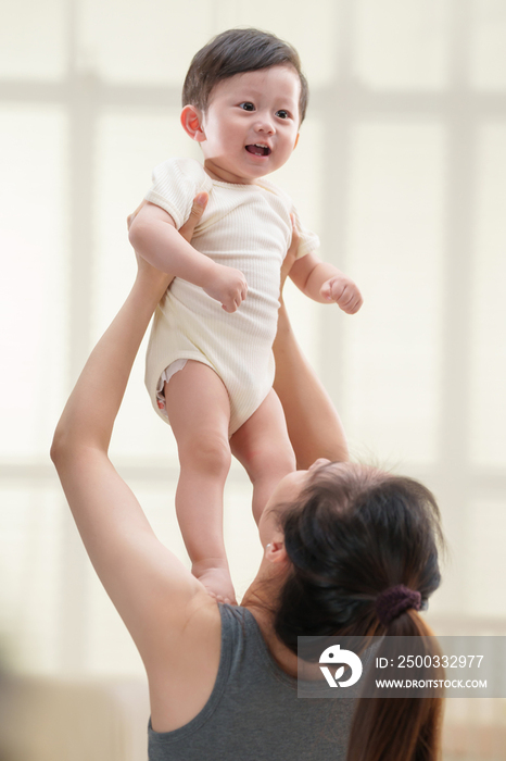 年轻妈妈陪伴宝宝玩耍