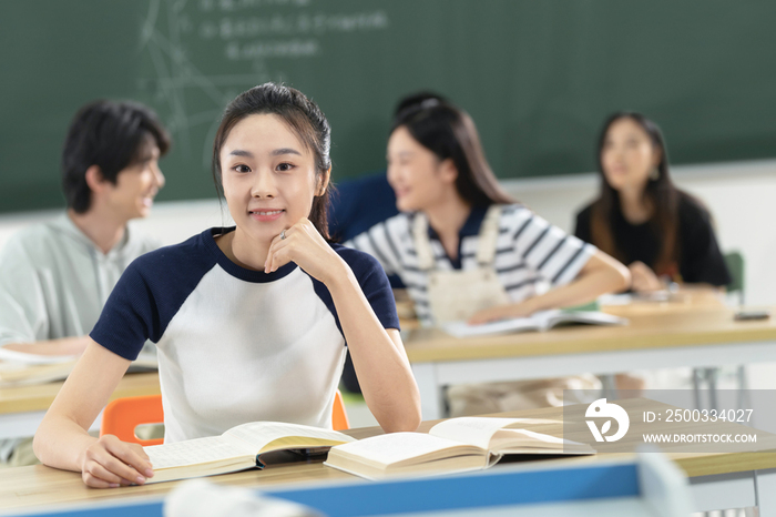 坐在教室里学习的大学生