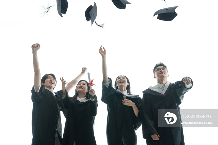 穿学士服的大学生欢呼庆祝毕业