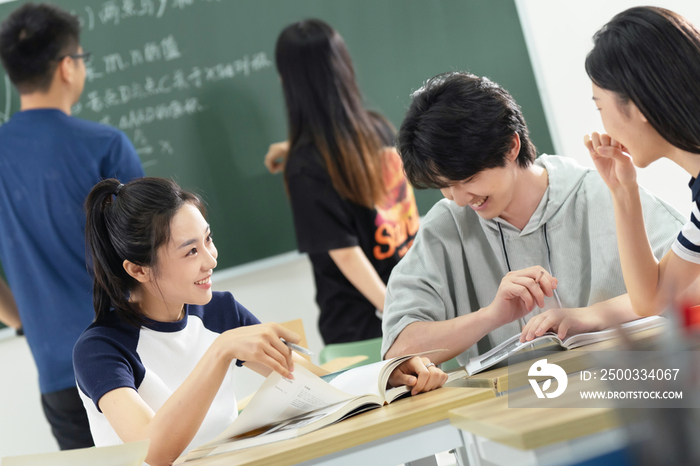 坐在教室里讨论学习的大学生