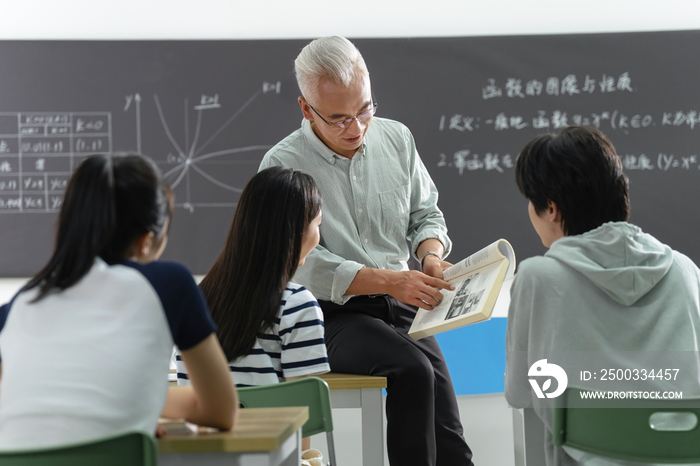 大学老师和学生们讨论