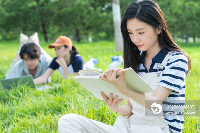 大学生在校园里看书学习