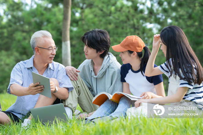 老师和大学生坐在校园里交谈