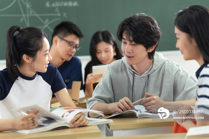 坐在教室里讨论学习的大学生