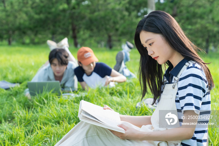 大学生在校园里看书学习