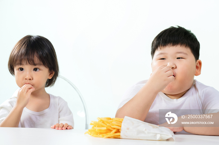 两个可爱的小男孩吃薯条