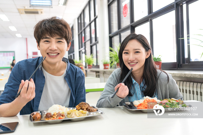 大学生在食堂里用餐