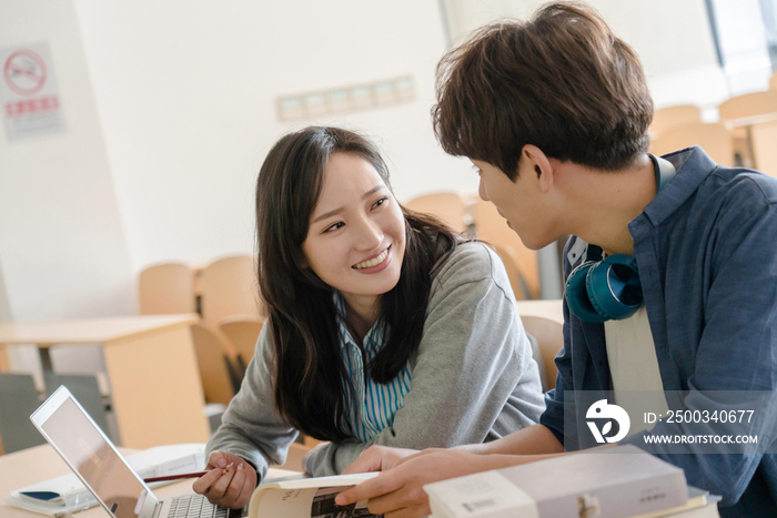 大学生在教室里学习