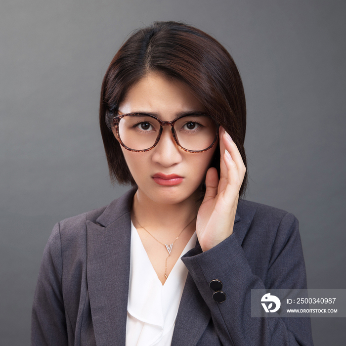 苦恼的青年女人