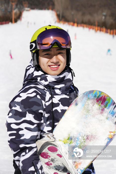 男孩户外滑雪