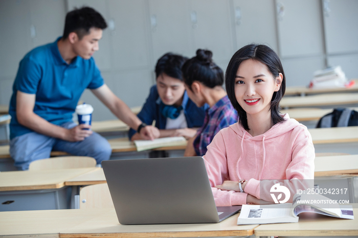 大学生在教室内自习