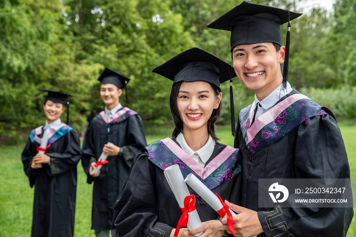 户外穿着学士服的大学生们