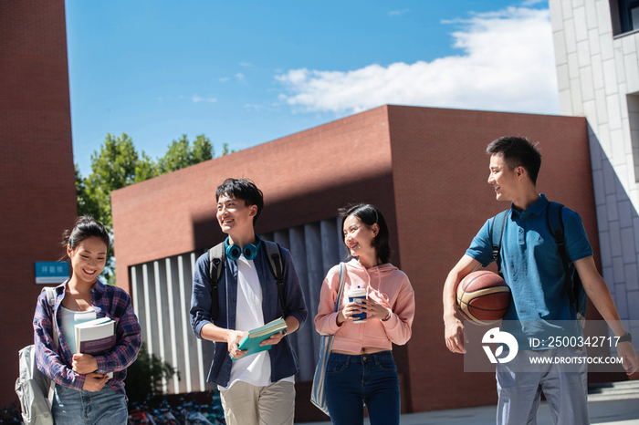 下课后的大学生情侣在校园里