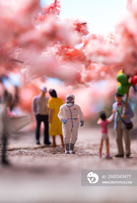 樱花树下的医护人员和游客