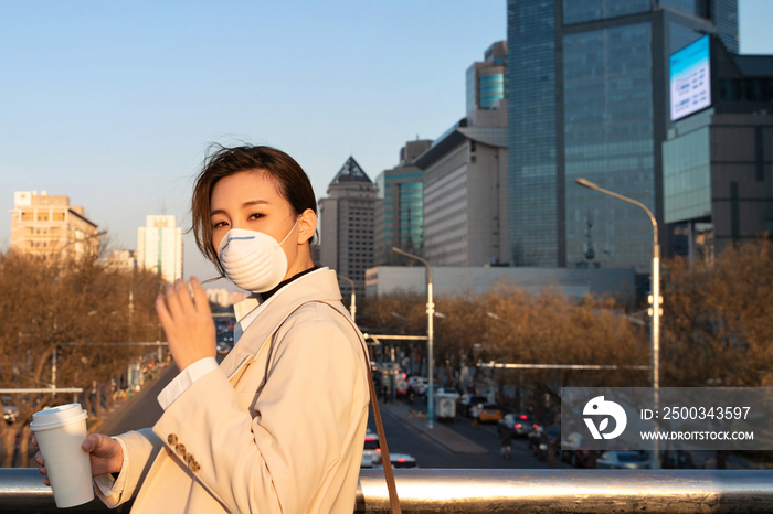 户外戴口罩的青年女人