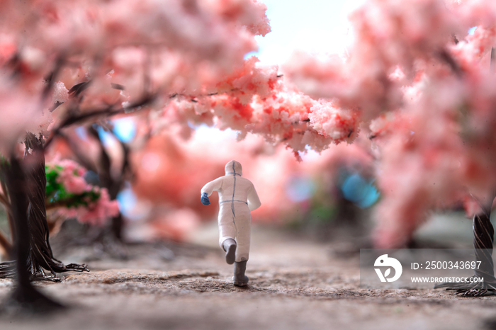 樱花树下的医护人员奔跑的背影