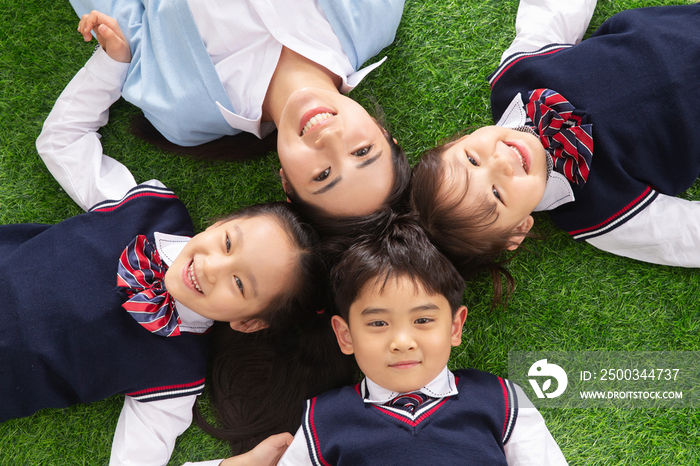 小学生们躺在草地上