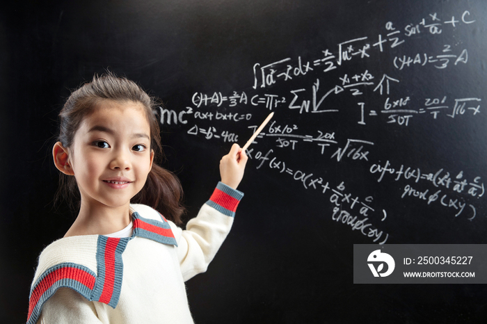 小女孩指着黑板上的数学题