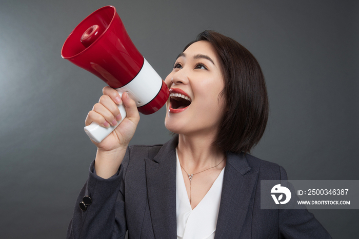 青年女人拿着扩音器