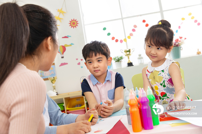 幼儿园老师和小朋友们