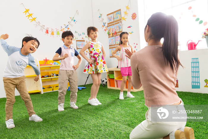 幼儿园老师和小朋友们