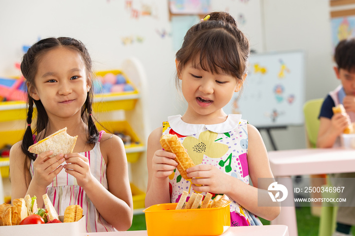 幼儿园小朋友用餐