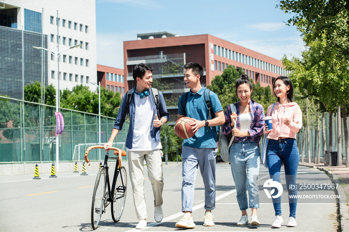 快乐的大学生在校园里步行