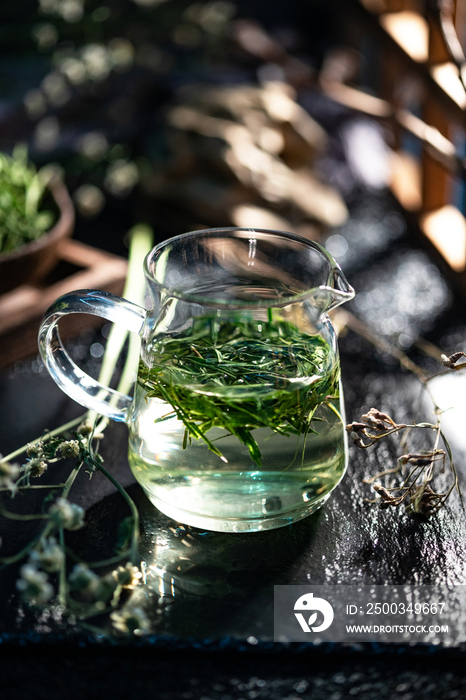 一杯茶水和茶叶