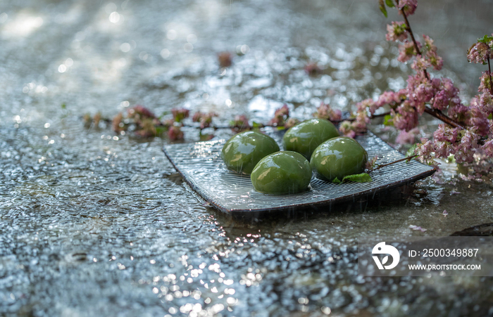 雨中的青团和桃花枝