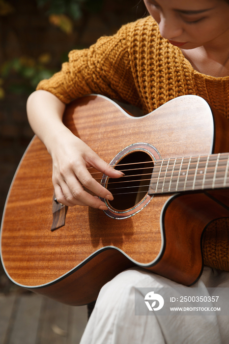 年轻女人弹吉他