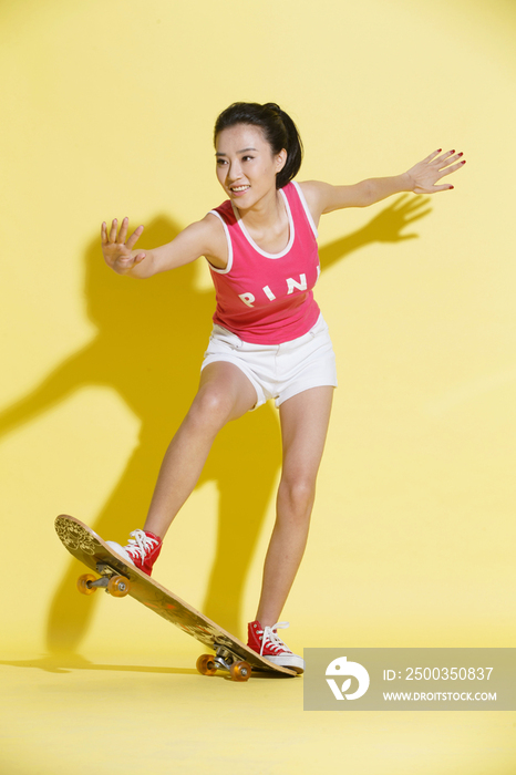 青年女人滑板运动